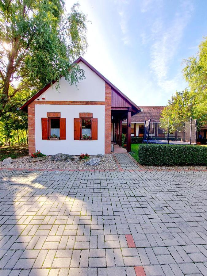 Akacos Tanya Es Vendeghaz Hotel Marok Exterior photo