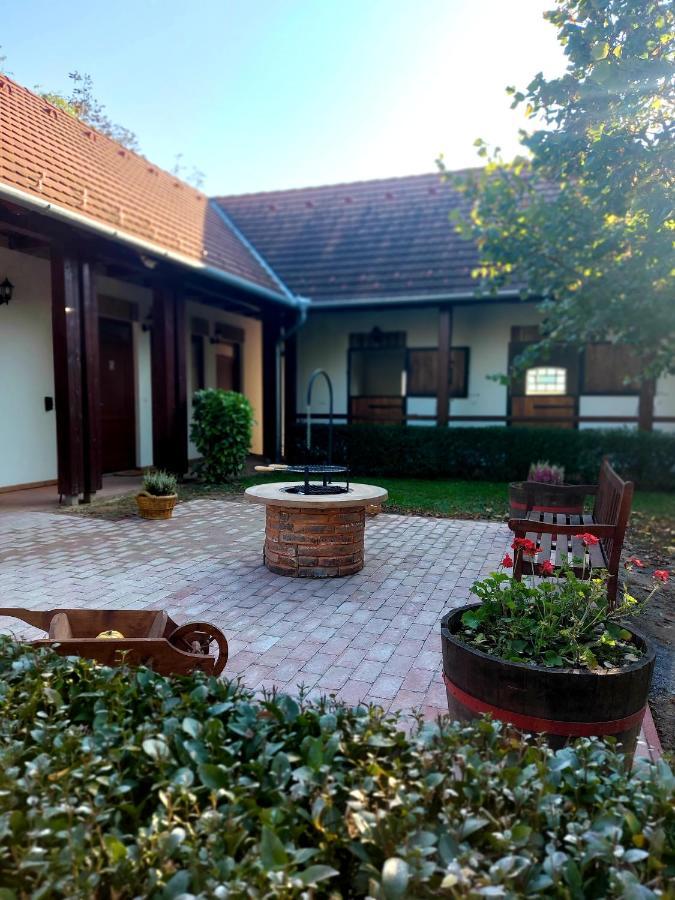 Akacos Tanya Es Vendeghaz Hotel Marok Exterior photo